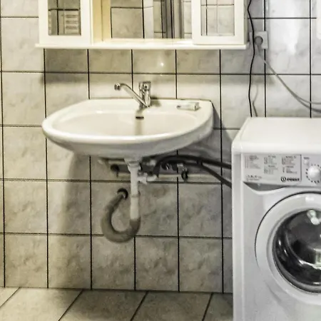 Daire 1 Bedroom Awesome Apartment In Retowo 4 *